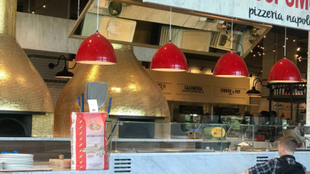 Milano, spruzza deodorante sui dipendenti - rossopomodoro.it