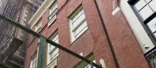 A woman was trapped in a lift in Manhattan all weekend. [Image CBS New York/YouTube]