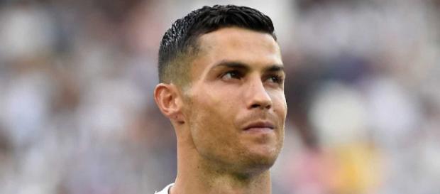 CR7 autografa camisa e presenteia fã. (Fonte: R7 Esportes) CR7 autografa camisa e presenteia fã. (Fonte: R7 Esportes)