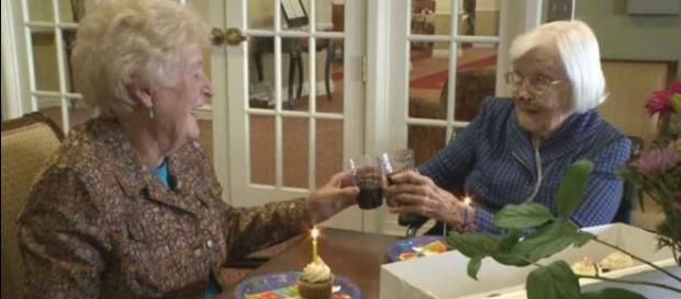 Amigas de más de 80 años siguen celebrando su cumpleaños Amigas de más de 80 años siguen celebrando su cumpleaños