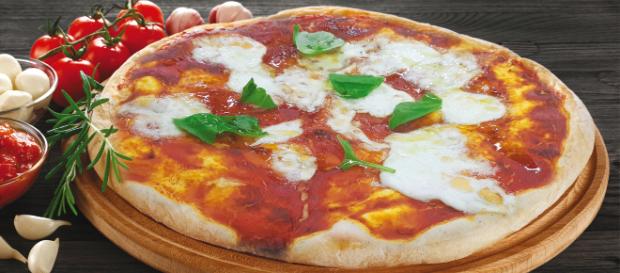 Ricetta pizza gluten free al pomodoro e mozzarella. Ricetta pizza gluten free al pomodoro e mozzarella.