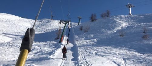 Quattro indagati per la morte della piccola sciatrice romana a Sauze d’Oulx. Oggi altro grave incidente a una coetanea su una pista da sci.