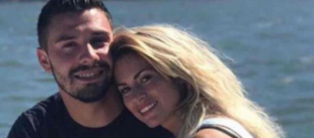 Carla Moreau et Kevin Guedj sont de nouveau en couple et officialisent. Carla Moreau et Kevin Guedj sont de nouveau en couple et officialisent.