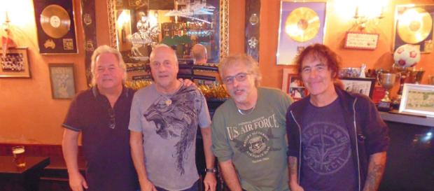 Paul Mario Day, Dave Sullivan, Terry Rance e o líder e baixista Steve Harris. Paul Mario Day, Dave Sullivan, Terry Rance e o líder e baixista Steve Harris.