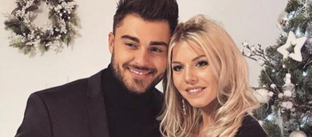 Thibault et Jessica se sont mariés à Dubaï et dévoilent la première photo du mariage. Thibault et Jessica se sont mariés à Dubaï et dévoilent la première photo du mariage.