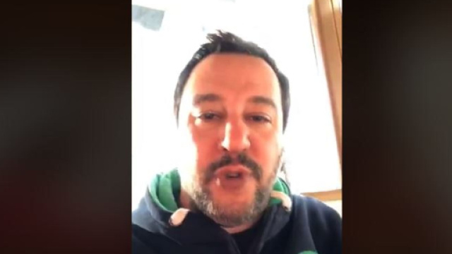 Salvini in diretta sulla sua pagina Facebook