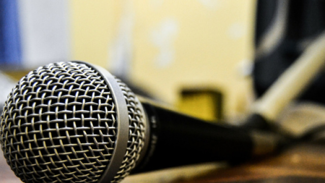 tra il cantante e il politico della lega infuria la polemica