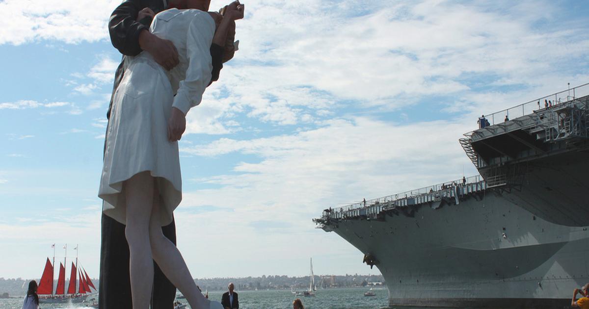 Modern version of sailor-kissing-nurse photo spurs homophobic backlash