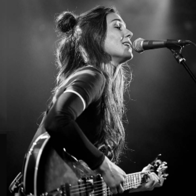 Two migrants hid in the luggage compartment on Amy Shark's tour bus. [Image Justin Higuchi/Wikimedia]