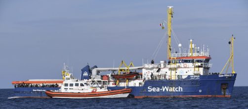 I migranti a bordo della Sea Watch 3 sbarcheranno a Catania