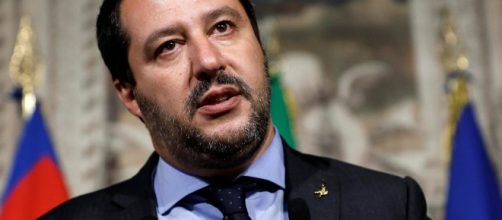 Salvini entra alla Camera con la divisa della Polizia