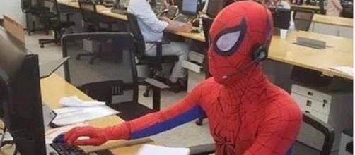 Si veste da Spiderman prima di dimettersi