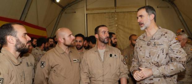 El Rey departe con unos soldados en la Base Gran Capitán El Rey departe con unos soldados en la Base Gran Capitán