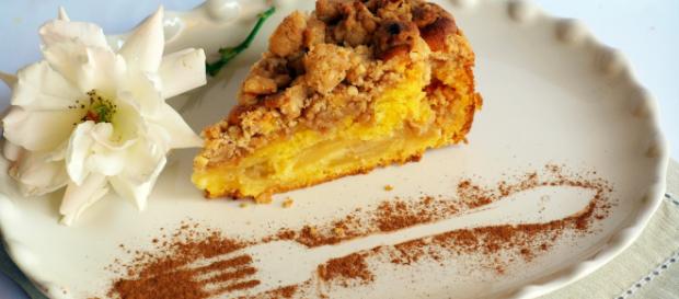 La torta di mele e cannella, un dolce tipico della tradizione italiana. La torta di mele e cannella, un dolce tipico della tradizione italiana.