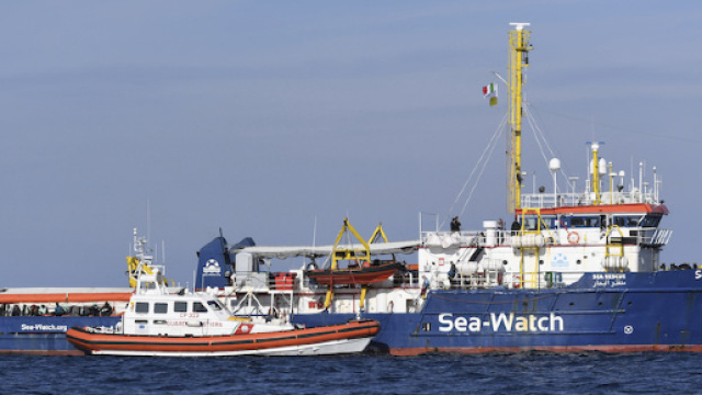 I migranti a bordo della Sea Watch 3 sbarcheranno a Catania