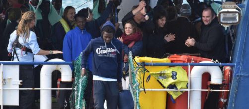 La SeaWatch sbarca a Catania, migranti in festa: saranno distribuiti in 9 paesi dell'UE