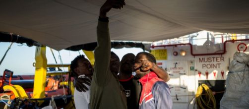 Migranti a bordo della Sea Watch festeggiano