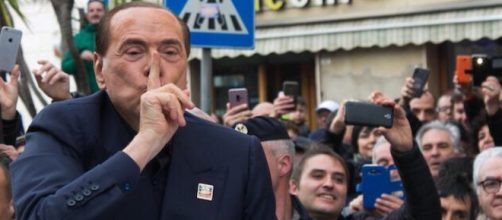 Silvio Berlusconi tra la gente in Sardegna.