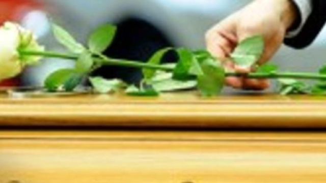 Lo danno per morto e organizzano il funerale, ma riapre gli occhi