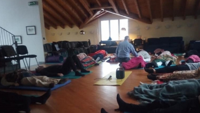 Una seduta di Rebirthing: rilassamento e concentrazione sono favoriti e guidati da esperti