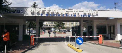 Ospedale di Nola, cade dal lettino e batte la testa: in fin di vita anziano paziente