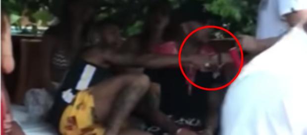 Neymar curiosamente se escondeu antes de repassar objeto. (Reprodução) Neymar curiosamente se escondeu antes de repassar objeto. (Reprodução)