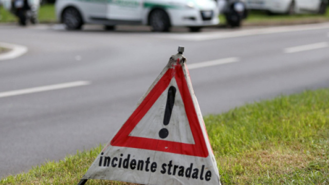 Brindisi, tragico incidente stradale a Torchiarolo: 20enne si schianta contro un albero e muore