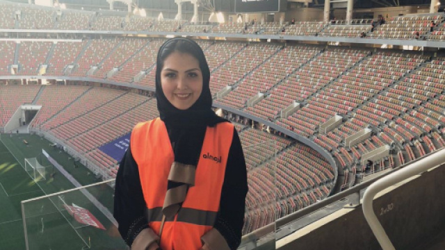 Una tifosa di calcio in Arabia Saudita: soltanto lo scorso anno alle donne è stato consentito l'ingresso allo stadio