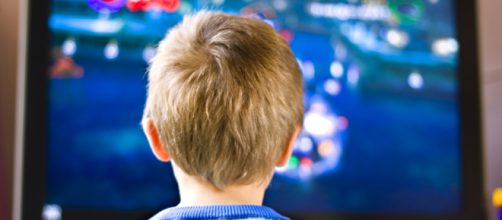 Per i pediatri britannici, TV, smartphone e tablet non fanno male ai bambini