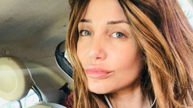 Deianira contro Mara Fasone: 'Piangi miseria in tv poi alloggi in un albergo lussuoso'