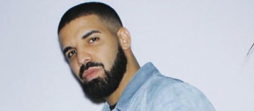 Drake fait polémique pour embrasser et caresser une fan de 17 ans