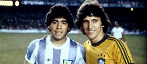 Diego Maradona e Zico in una sfida tra Argentina e Brasile di fine anni '70