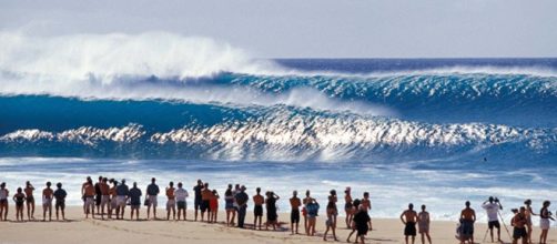 Pipeline, Oahu, Hawaii is considered a top surf destination. [Image MUrra/Wikimedia]