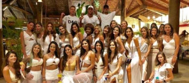 Amiga de Neymar sai em defesa do jogador em foto com 26 mulheres (Reprodução: Instagram) Amiga de Neymar sai em defesa do jogador em foto com 26 mulheres (Reprodução: Instagram)