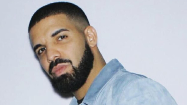 Drake fait polémique pour embrasser et caresser une fan de 17 ans