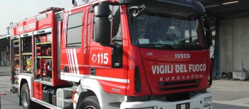 Reggio Emilia, dimentica la figlia in auto al lavaggio: piccola salvata dai Vigili del Fuoco