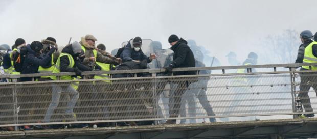 Des violences ont marqué l'acte VII des gilets jaunes. En réponse, Edouard Philippe doit annoncer des "mesures d'ordre public". Des violences ont marqué l'acte VII des gilets jaunes. En réponse, Edouard Philippe doit annoncer des "mesures d'ordre public".