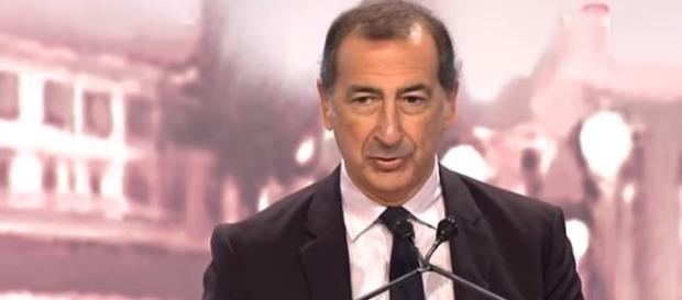 Il sindaco di Milano Beppe Sala accoglie con favore i migranti Il sindaco di Milano Beppe Sala accoglie con favore i migranti