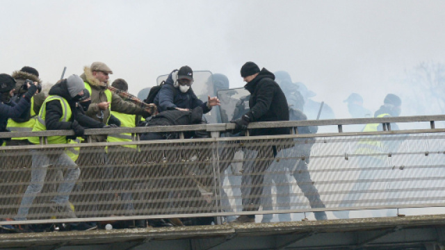 Des violences ont marqué l'acte VII des gilets jaunes. En réponse, Edouard Philippe doit annoncer des "mesures d'ordre public".