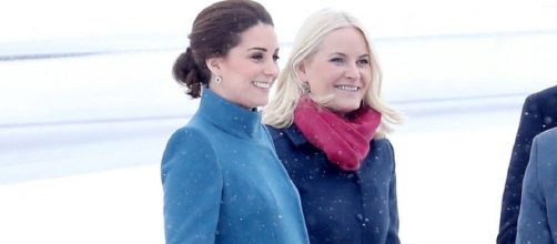 Kate Middleton con un cappotto premaman