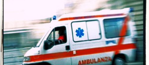 La donna di 44 anni è morta mentre veniva trasportata in ospedale a Sassari.