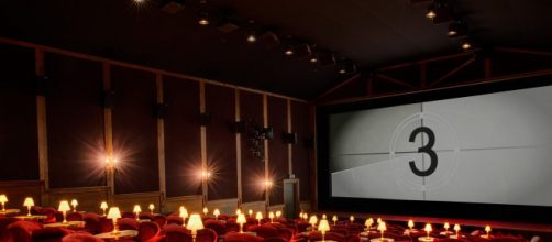 una sala cinematografica prima dell'inizio di un film