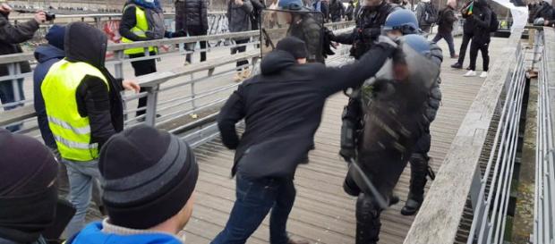 Gilets Jaunes : la cagnotte en soutien au boxeur Dettinger dépasse les 100 000 euros Gilets Jaunes : la cagnotte en soutien au boxeur Dettinger dépasse les 100 000 euros