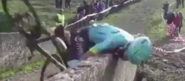 Gorka Izagirre, brutto impatto contro il ponte Gorka Izagirre, brutto impatto contro il ponte