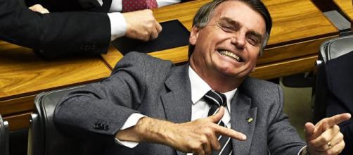 Presidente Bolsonaro afirma garantir a flexibilidade da posse de arma através de decreto. (Foto: Portal de notícias)