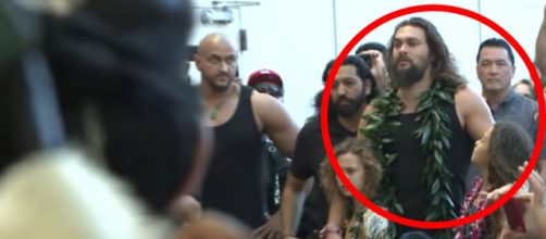 Jason Momoa e filha na premiere de Aquaman realizada no Hawaii. (Reprodução)