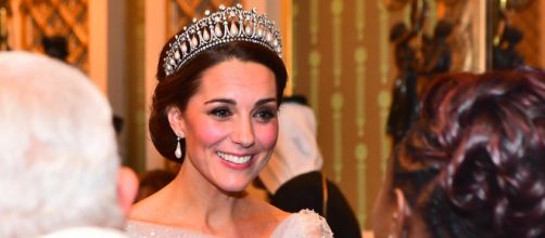 Kate Middleton corona vestito bianco