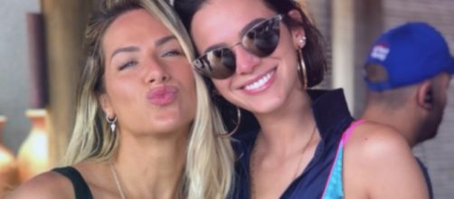 Marquezine e Ewbank protagonizaram um beijo sutil em programa da GNT. (Reprodução/Arquivo Pessoal)