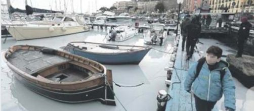 Napoli, una strana sostanza bianca invade le acque di Mergellina, si indaga