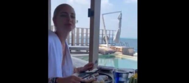 Chiara Ferragni fuori di seno in una storia instagram. Chiara Ferragni fuori di seno in una storia instagram.